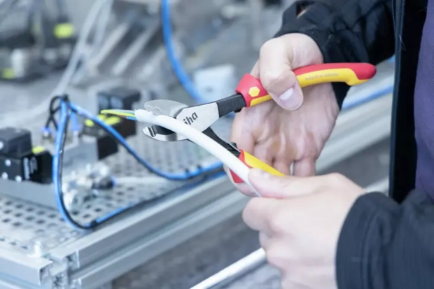 Wiha Kabelknipper 210mm Industrial electric  met in- en uitschakelbare openingsveer